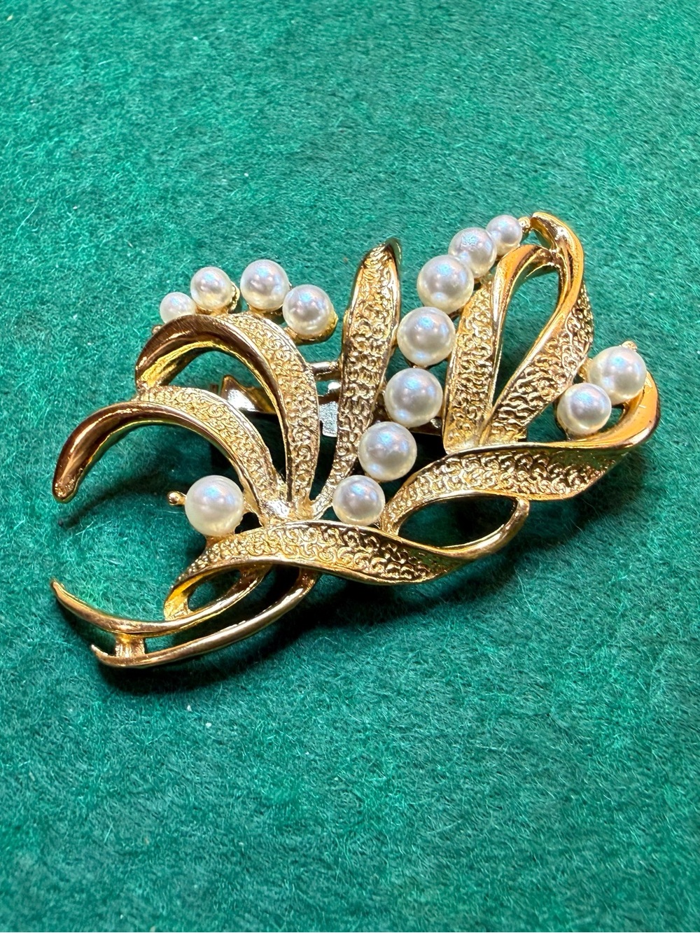 Vintage Faux Pearl Floral Brooch Gold Tone Mid Century Statement Pin - Picture 4 of 7